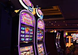Studio meja dealer langsung Money Train ambon4d dengan multi-kamera dan dealer profesional
