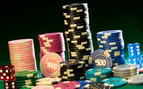 Baccarat table dengan kartu dealer dan banker